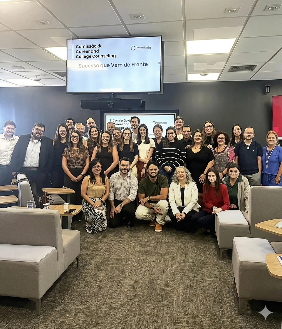 Equipe pedagógica da Aprende Bem Mais em treinamento sobre aconselhamento de carreira e faculdade